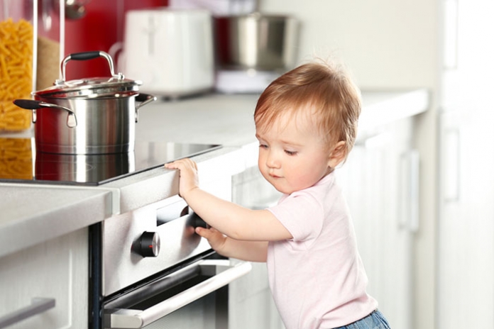 Kind_krank_Verbrennung - shutterstock ID 457240102
