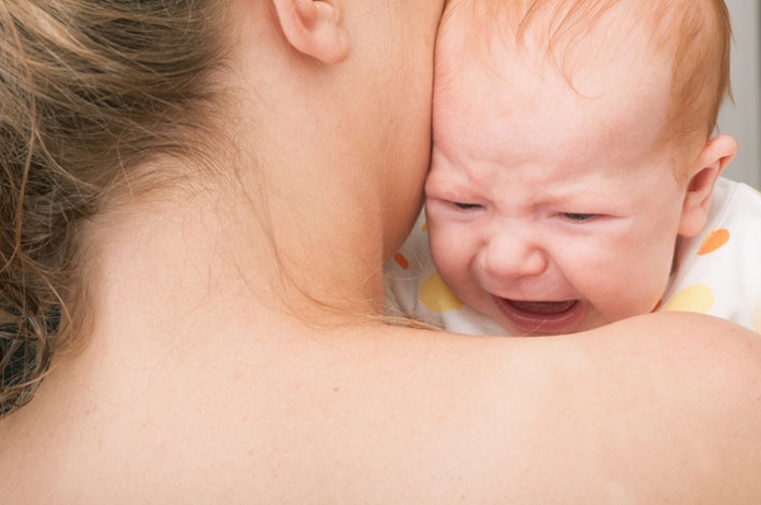 Baby_weinen_Mutter - shutterstock ID 117295426 High Need Kinder: Mutter mit weinendem Baby am Arm