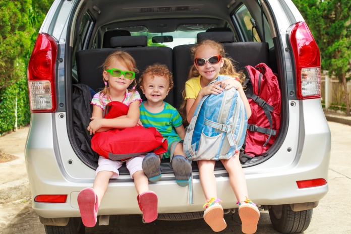 Familie_Urlaub_Reisen_Auto Shutterstock ID: 109891241