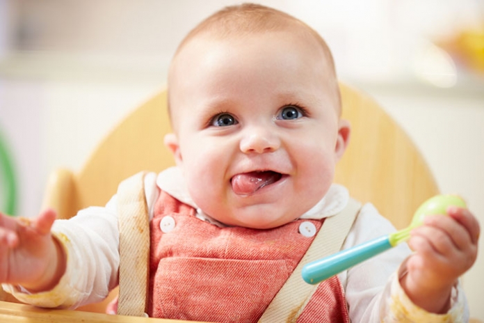 Baby_selber essen - shutterstock ID 173523623 Baby im Hochstuhl mit Löffel