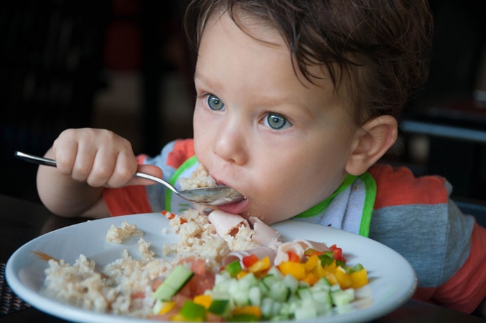 Kind_essen - shutterstock ID 539783524 kind isst selber