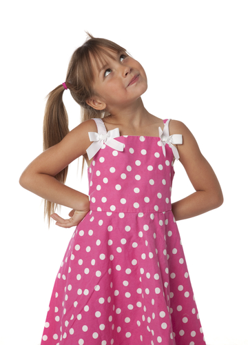 Mädchen mit rosa Punktekleid, brauen Haaren und Zöpfen 64277299 maedchen-mit-rosa-kleid-reise-sparen