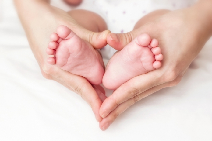 Baby_Füße_Herz 157729568 Behördenwege nach der Geburt des Babys