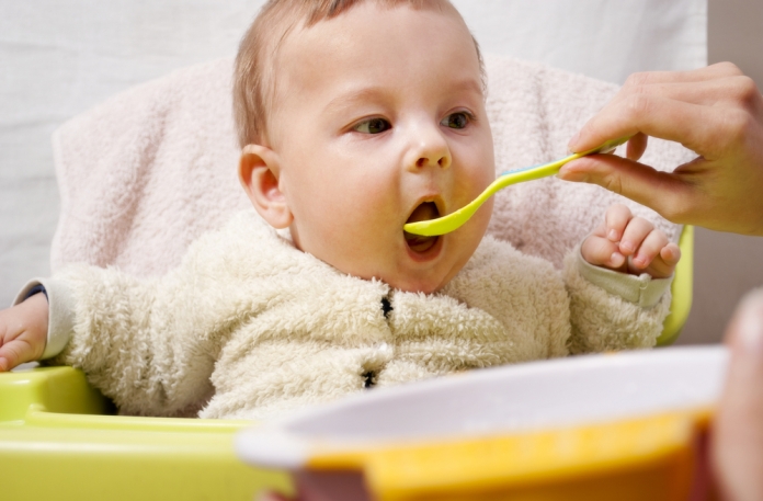 Baby_füttern_Brei