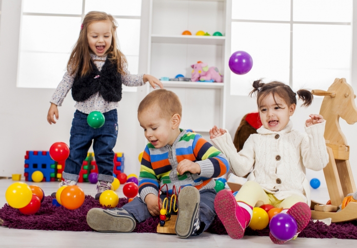 Kinder_spielen_Bälle Kinderbetreuung