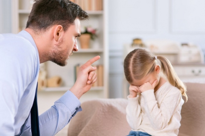 kind_strafe - shutterstock ID 366387608 Vater schimpft mit Tochter