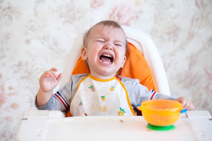 Baby_füttern_Brei_weinen