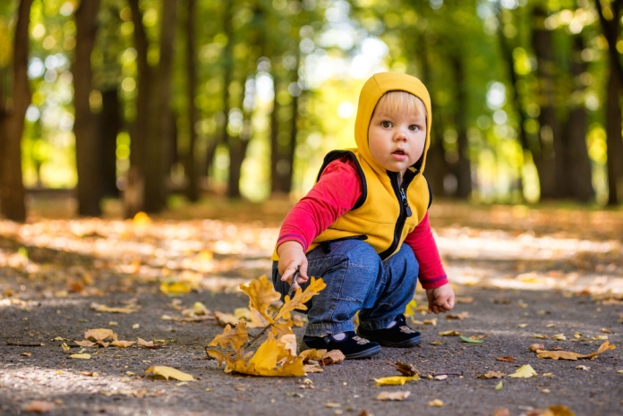 Herbst-Baby-Park-Blätter 723397267 Baby sitzt im Park Herbst Krankheitsrisiko