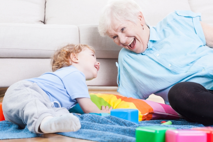 Oma_Großmutter_Kind_spielen 187520492 Oma ist die Beste!
