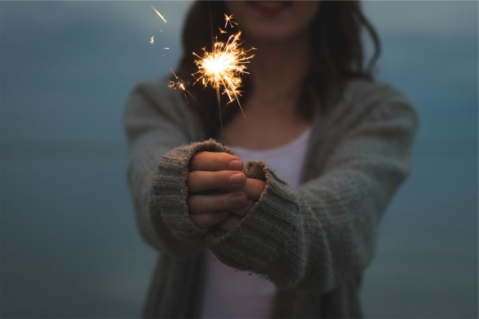 ich liebe mich Pixabay 677774 Mädchen mit einer Sprühkerze
