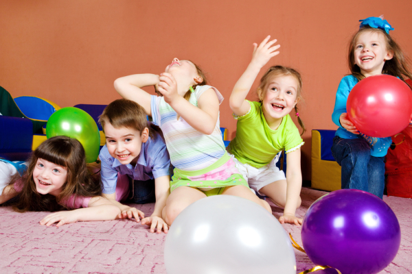 Kinder-spielen-mit-Freunden-Kindergarten