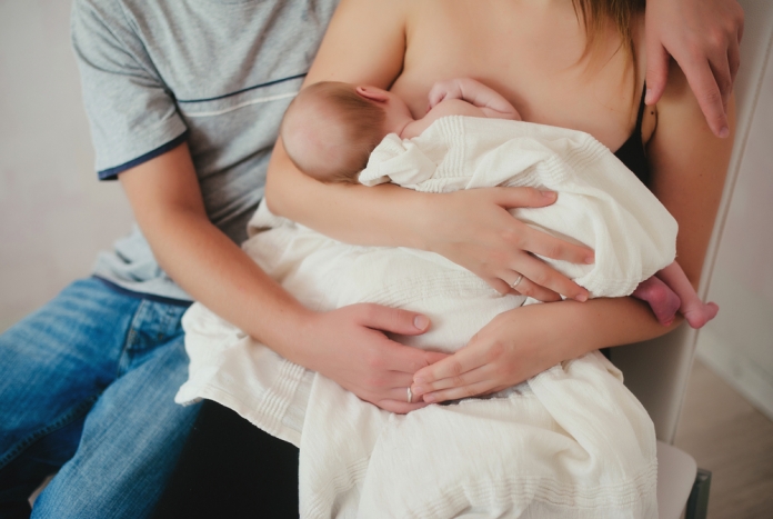 Baby_stillen_Mutter_Vater2