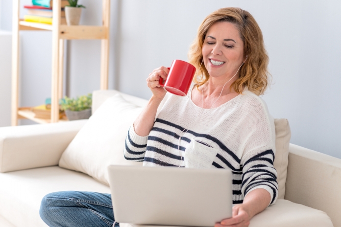 Frau-Kaffee-Laptop-lachen