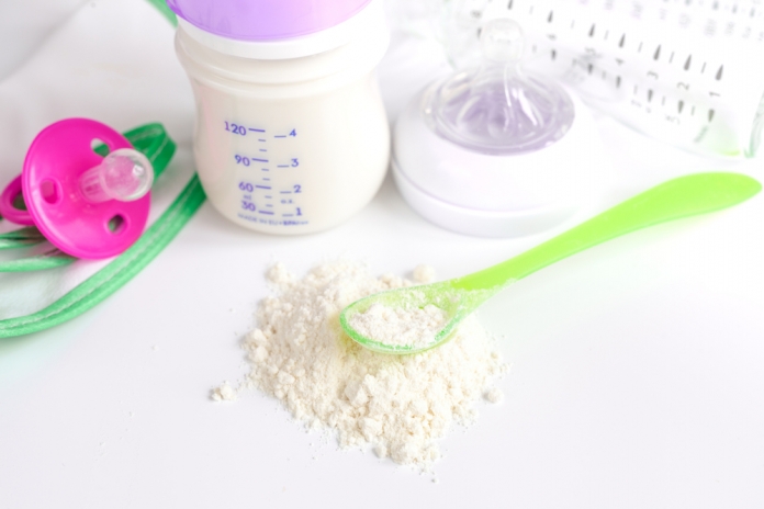 Baby_füttern_Milch_Flasche Shutterstock ID: 517274578