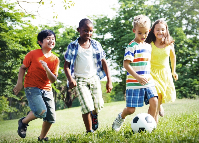 Kinder_spielen_Fußball2 325441556