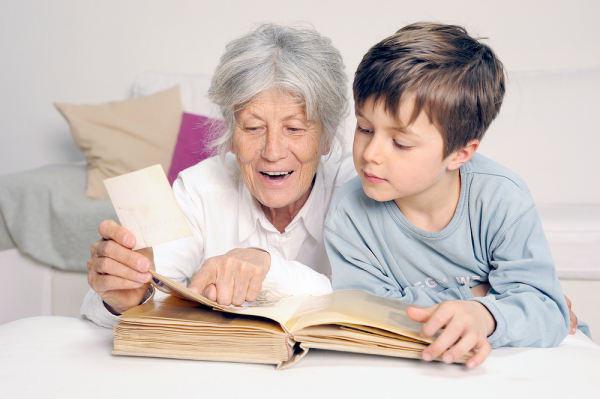 Oma liest dem Kind aus einem Buch vor.