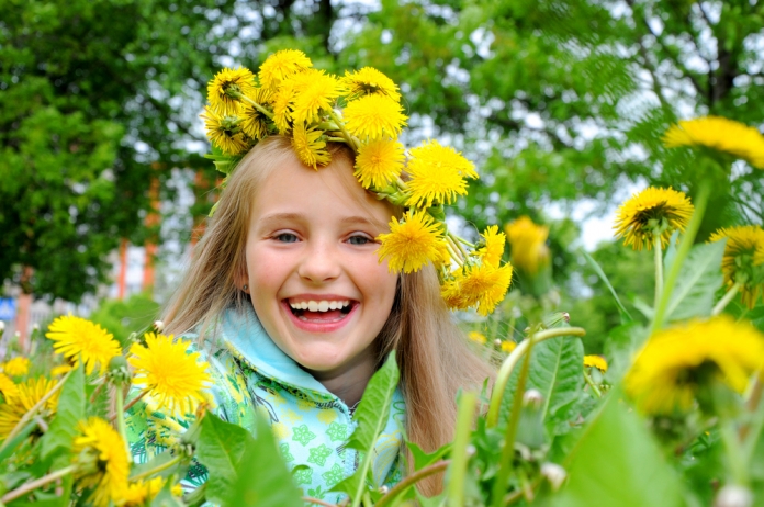 Kind-lachen-Blumenkrone 78220573 Kind mit einer Krone aus Löwenzahn