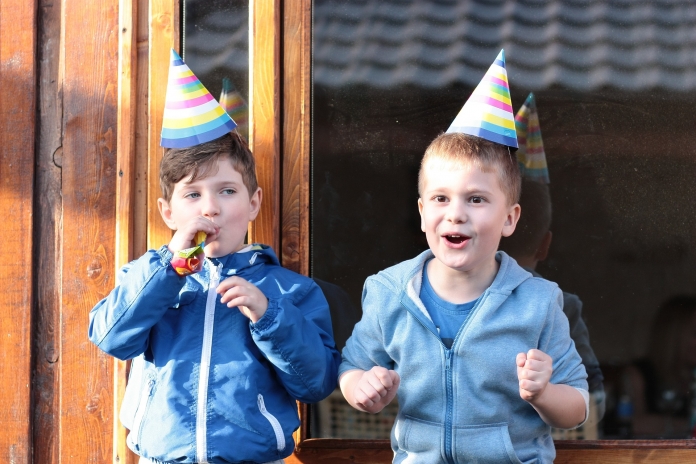 kids-1331011_1920 2 Buben mit Partyhüten
