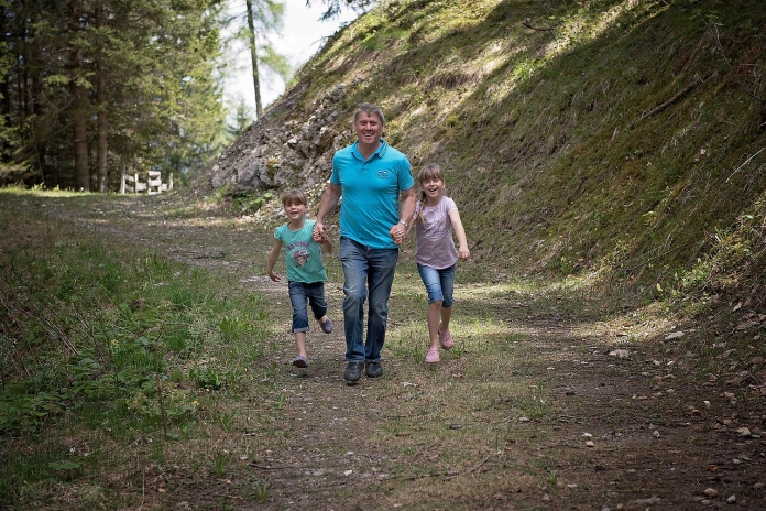 pixabay.com/de/photos/familie-wanderung-spaziergang-wald-763285