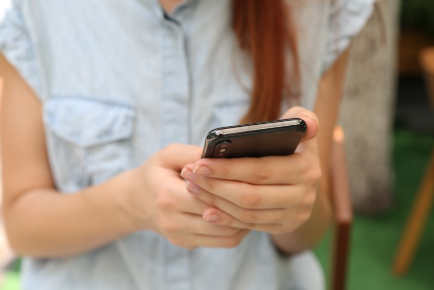 Abbildung 2: E-Commerce funktioniert auch mobil - doch auch hier sollten Eltern auf Fake-Shops und Konditionen achten. Bildquelle: @ Yura Fresh / Unsplash.com