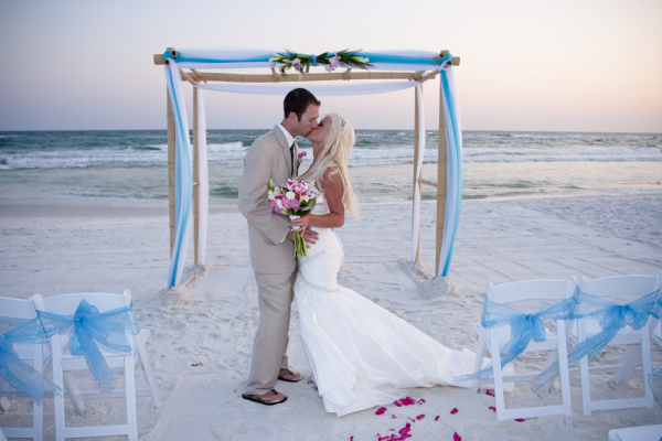 Brautpaar küsst sich bei Hochzeit am Strand